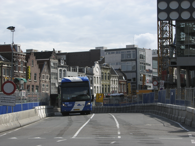 905962 Gezicht op het busviaduct aan de noordwestzijde van het Vredenburg te Utrecht.